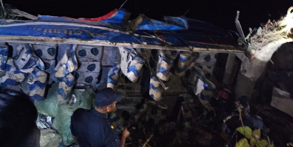 दाउन्नेमा सवारी दुर्घटना : तीन जनाको मृत्यु, १४ घाइते