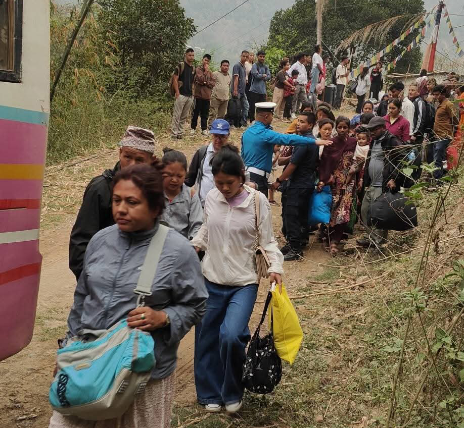 प्रहरीद्वारा विपी राजमार्गमा फसेका छ सय यात्रुको उद्धार