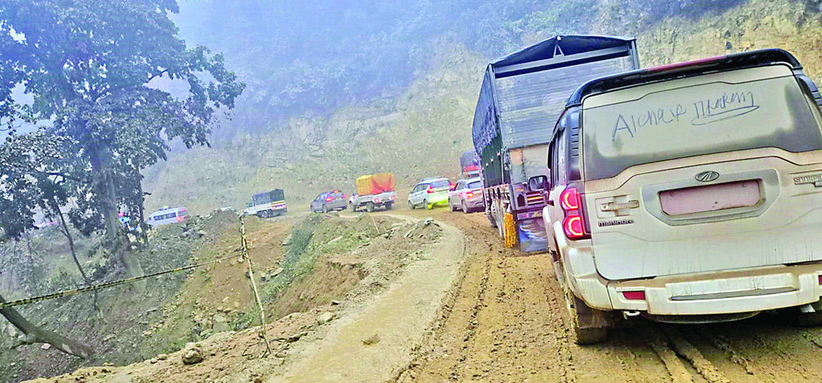 दाउन्नेमा सडक चिप्लो हुँदा बुटवल–नारायणगढ सडक अवरुद्ध