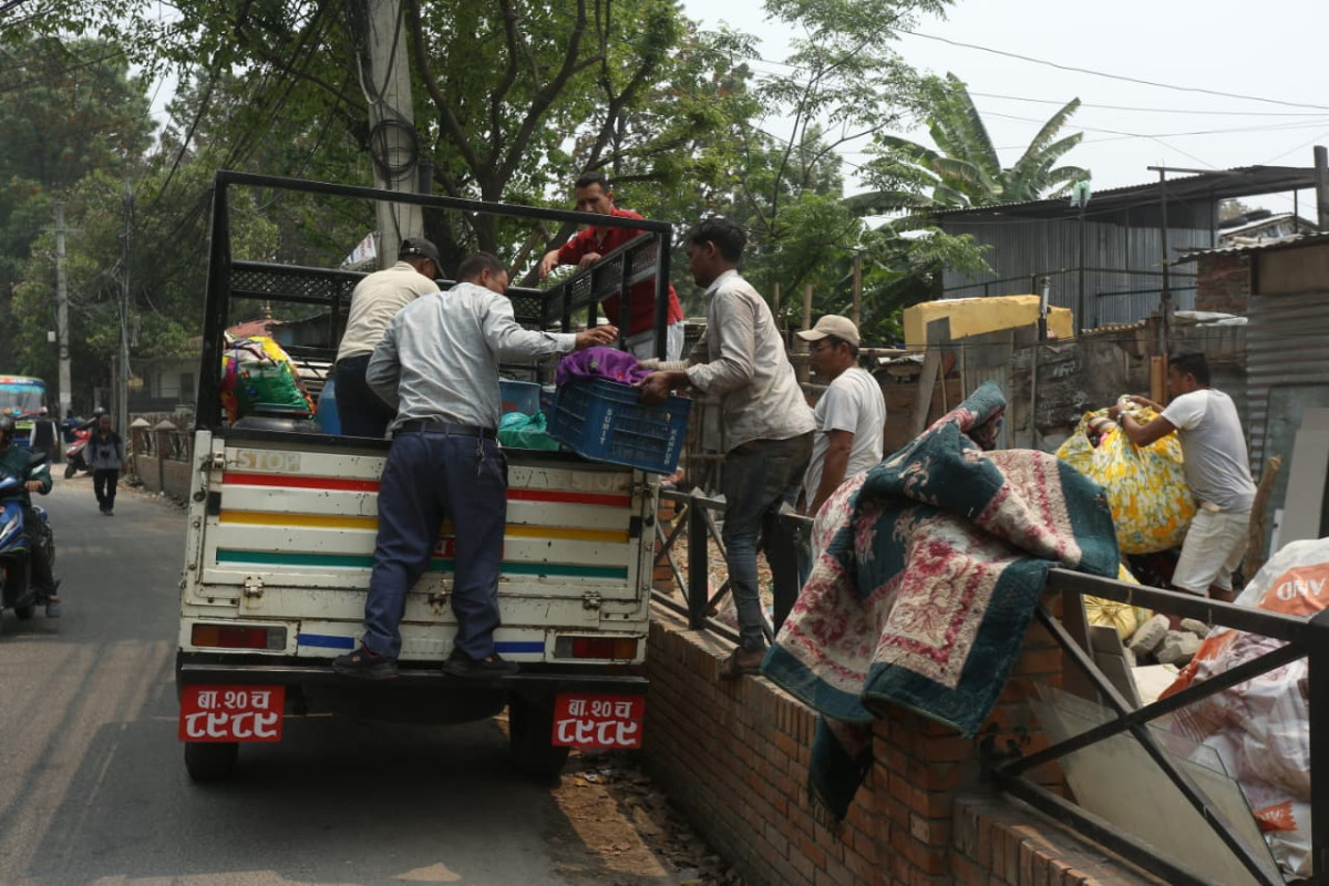 थापाथलीस्थित सुकुम्बासीले आफ्ना सामान सार्न थाले
