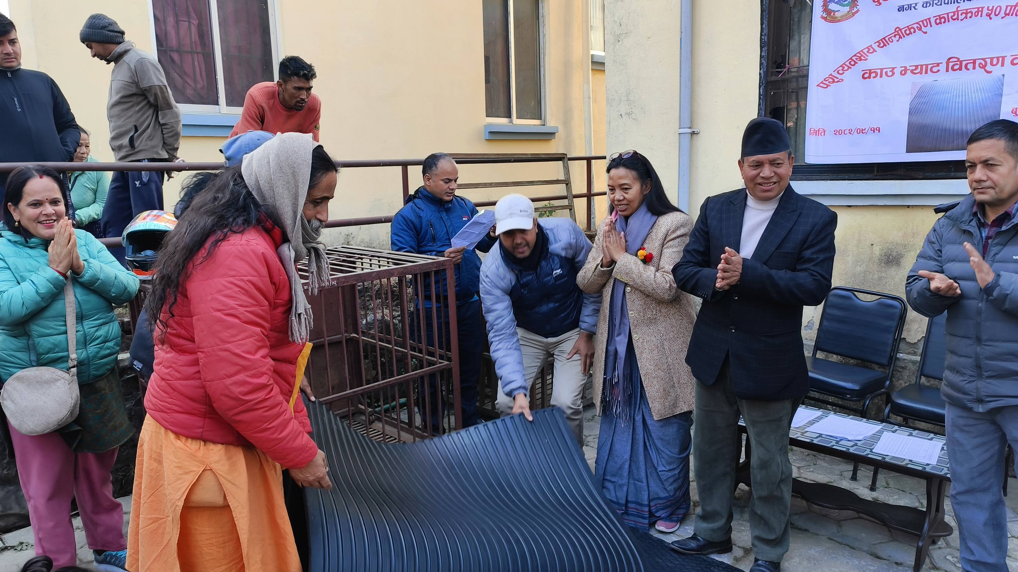 बुढानीलकण्ठ नगरपालिकाद्वारा ५० प्रतिशत लागत साझेदारीमा काउ म्याट वितरण