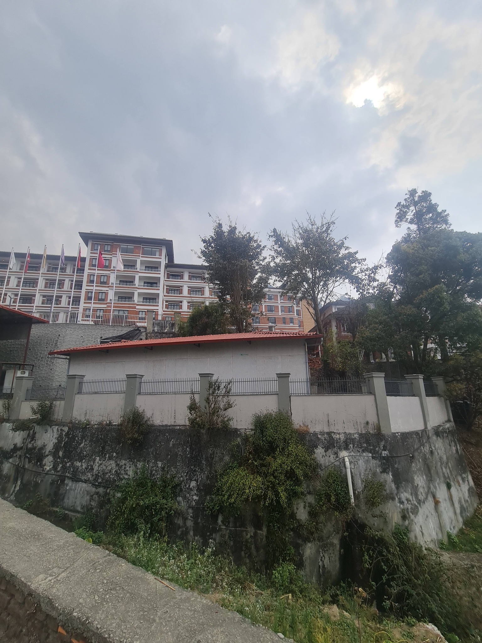 बुढानीलकण्ठको खोलामा पाँचतारे होटलको ढल  : ८ महिनादेखि नगरपालिका बेखबर