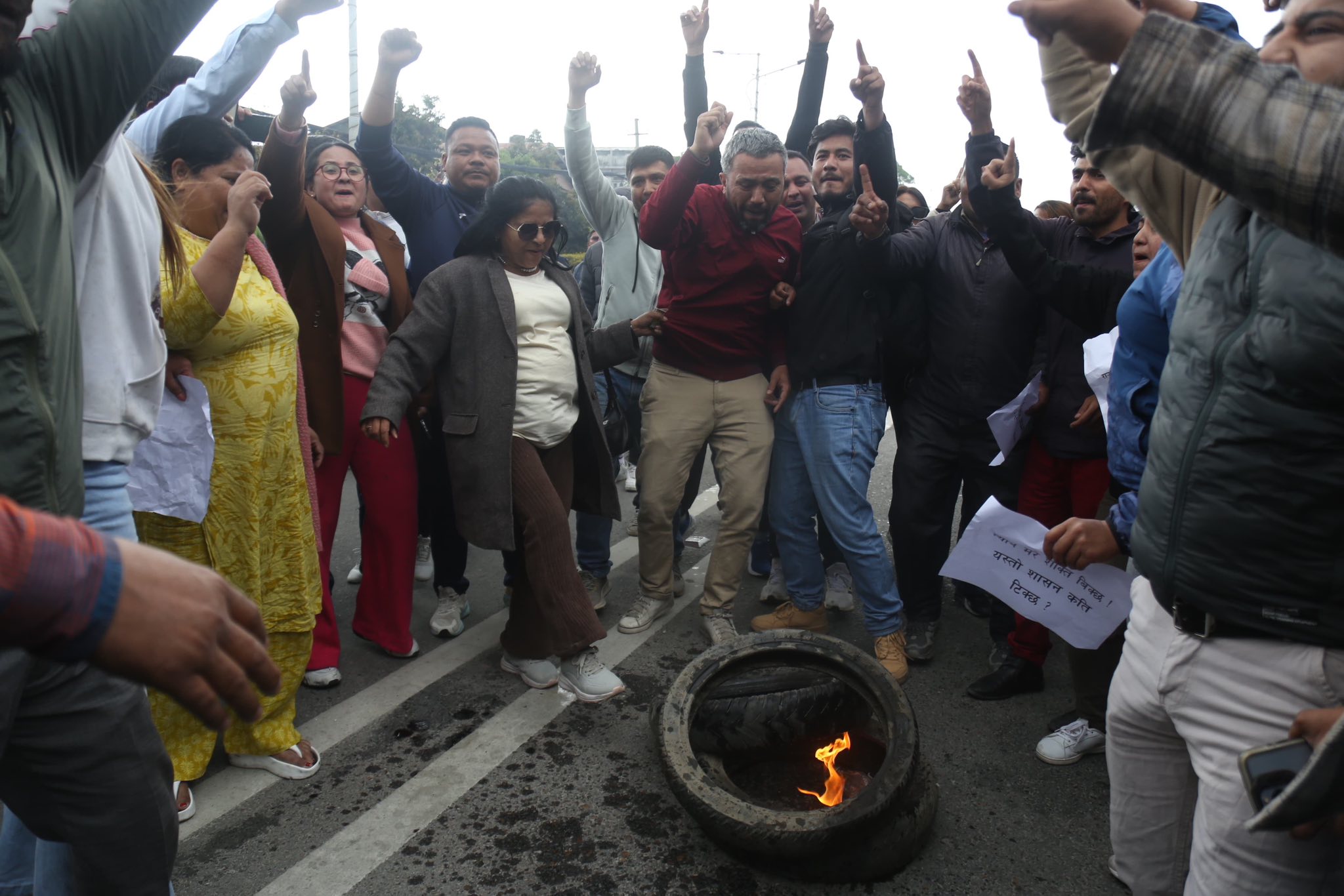 ओली पक्राउको विरोधमा एमालेको प्रदर्शन: माइतीघर-बबरमहल क्षेत्र तनावग्रस्त, झडपमा एक कार्यकर्ता  घाइते