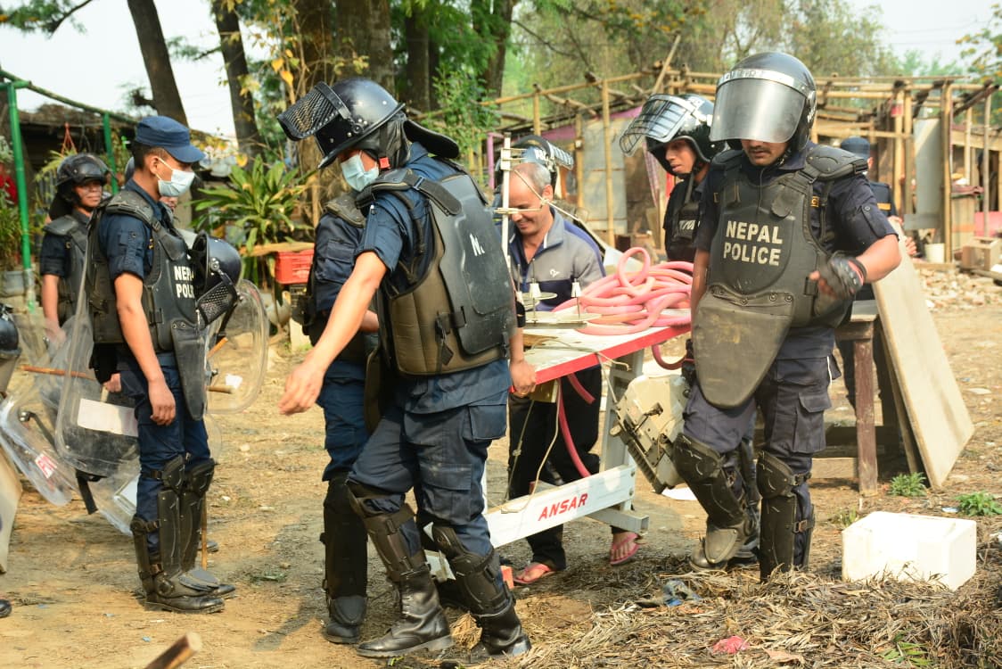 सुकुम्बासी बस्तीबाट सामान सार्न प्रहरीको सहयोग