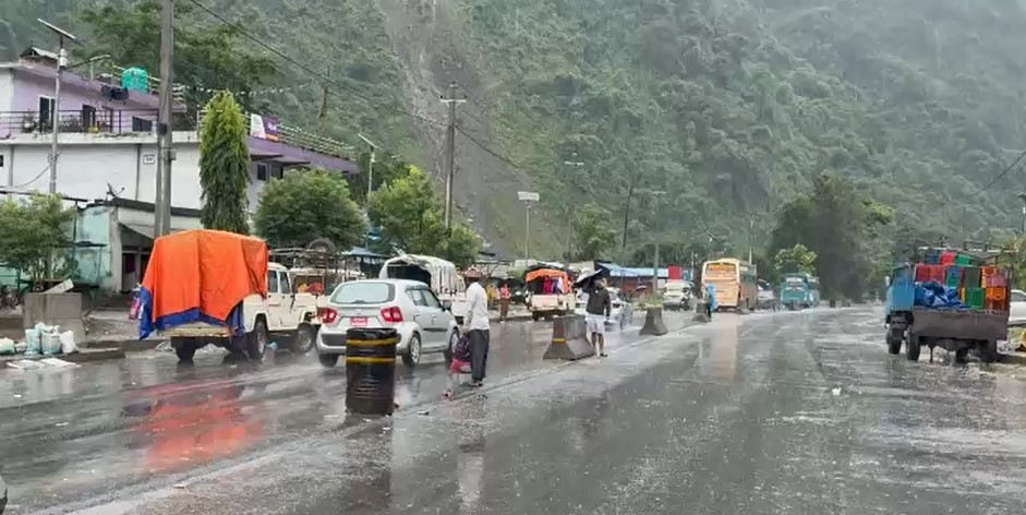 वर्षाका कारण पृथ्वी राजमार्ग राति ८ बजेदेखि बिहान ५ बजेसम्म बन्द
