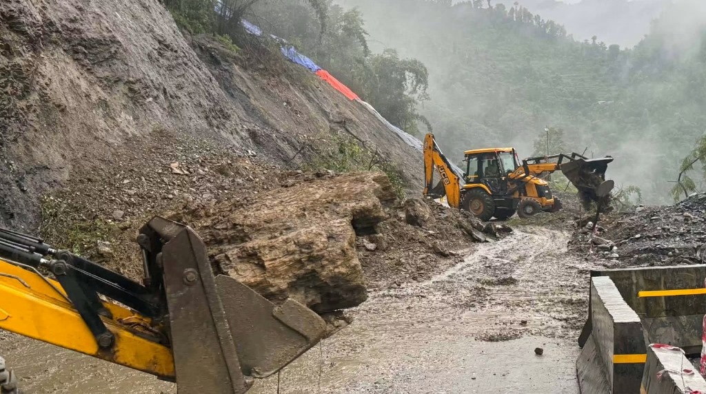 अविरल वर्षाले ठाउँ-ठाउँमा सडक अवरुद्ध, सतर्कता अपनाउन आग्रह