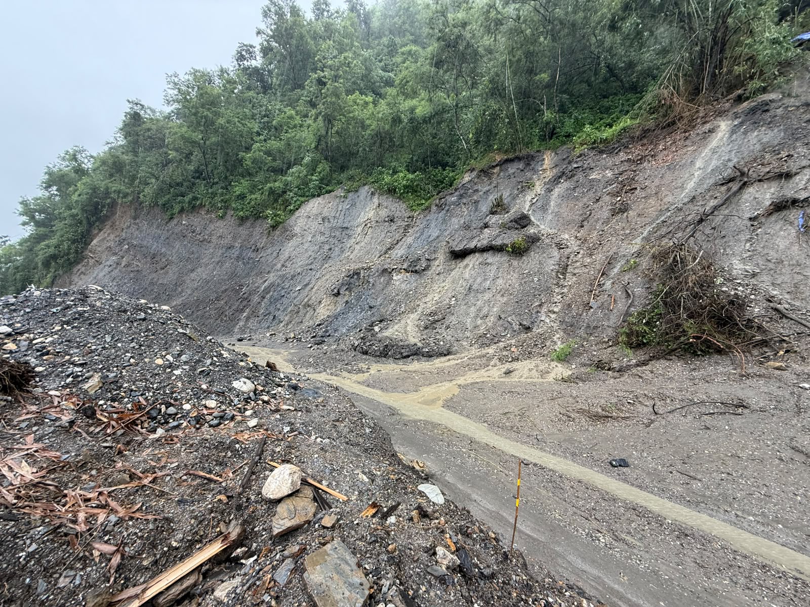 कृष्णभीरमा पुनर्निर्माण गरिएको सडकमा पहिरो,पृथ्वी राजमार्ग अवरुद्ध