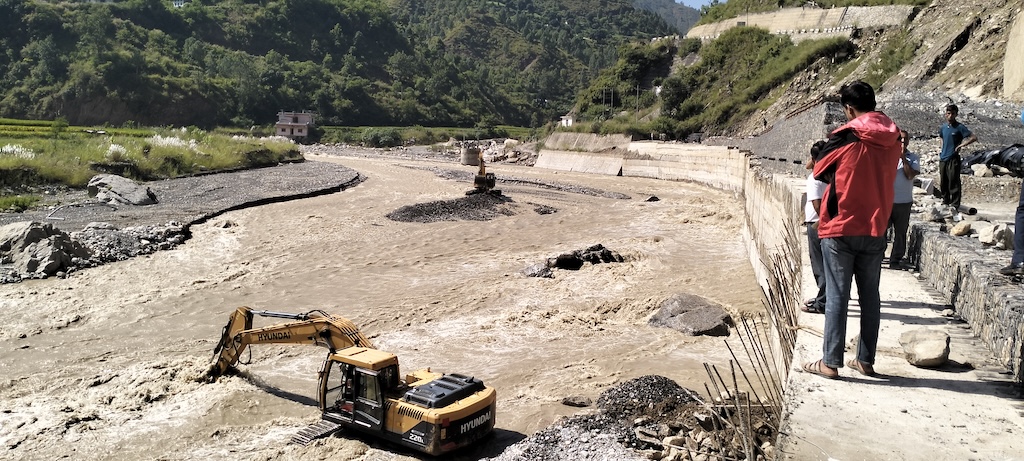 मंगलबार साँझसम्म बीपी राजमार्ग सञ्चालनमा ल्याउने गरी मर्मत तीव्र, नयाँ डाइभर्सन बन्दै