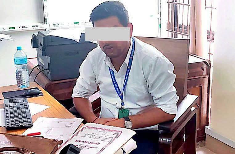 ५ लाख घुससहित आन्तरिक राजस्व कार्यालय लहानका कर अधिकृत पक्राउ