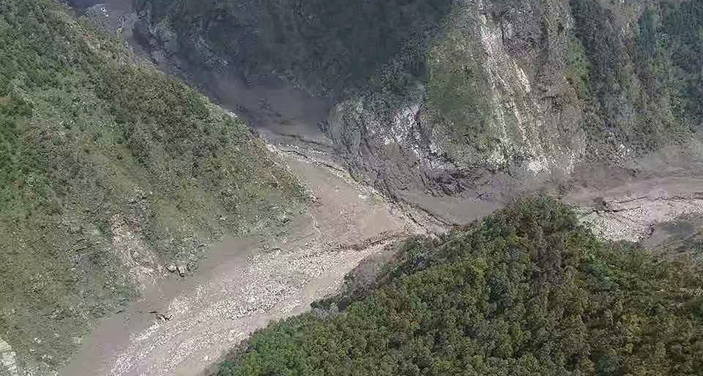 तिब्बतमा आएको बाढी र पहिरोमा परी तीन जनाको मृत्यु भएको छ भने ५५८ जना अझै बेपत्ता