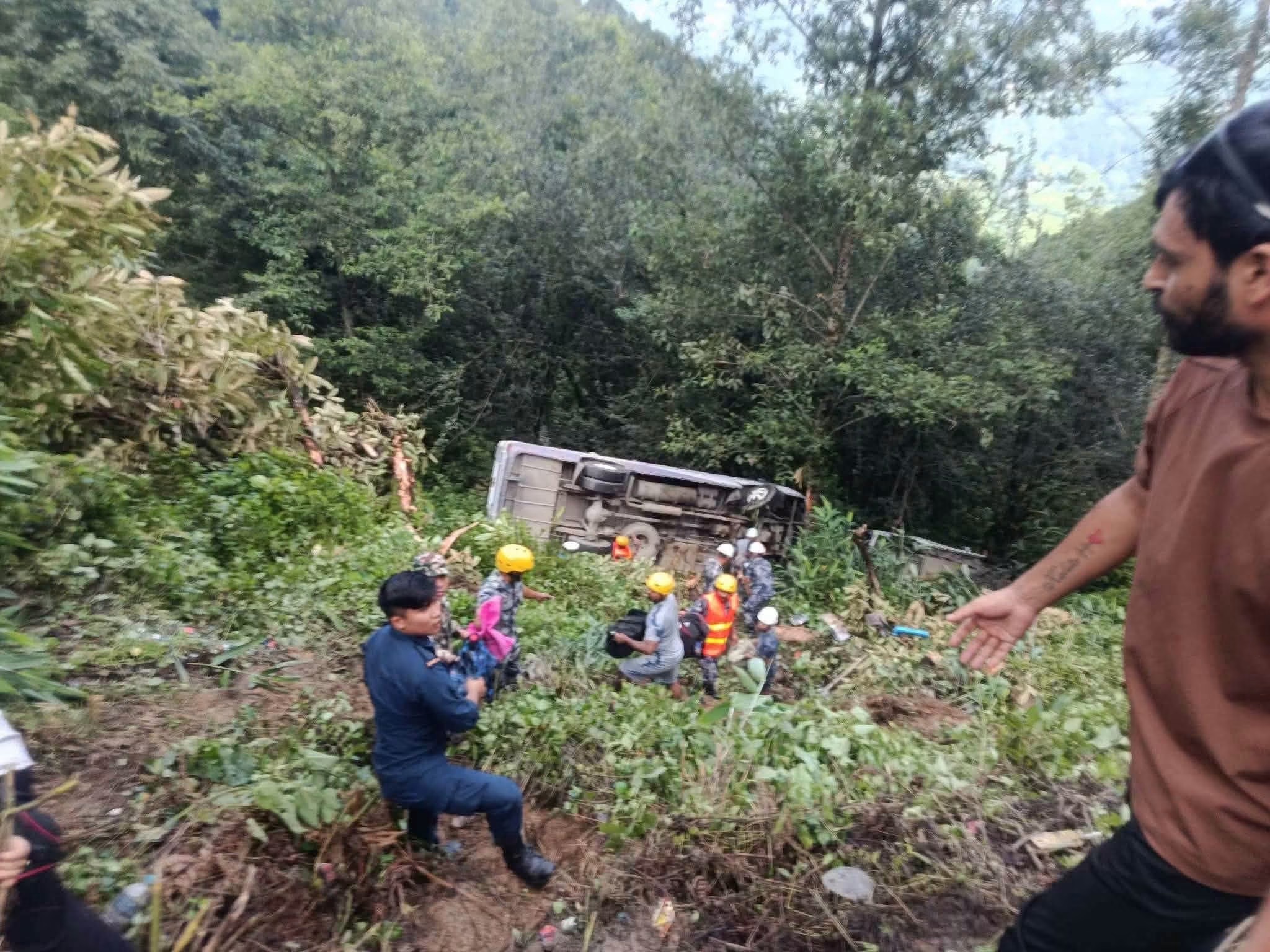 टोखा–छहरे सडकखण्डमा बस र ईभी माइक्रोबस दुर्घटना, दुईको मृत्यु
