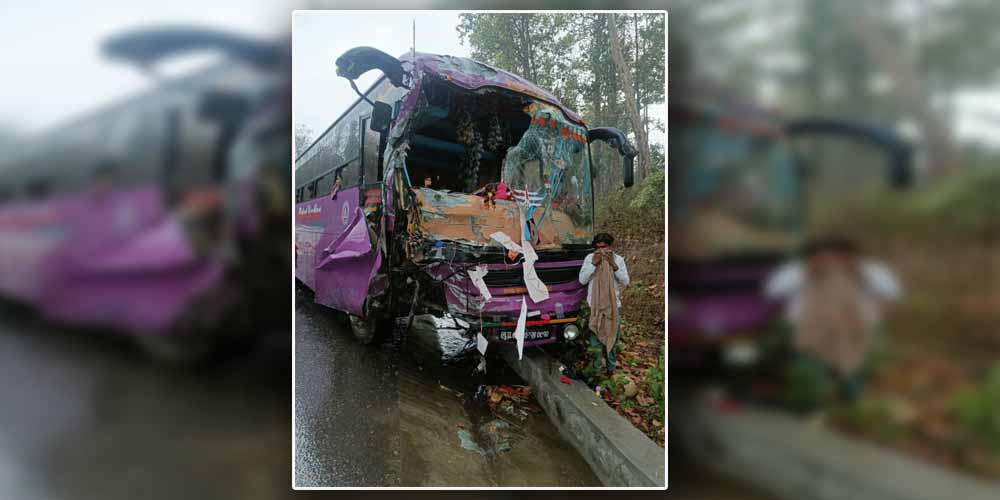 गैँडाकोटमा तीनवटा सवारीसाधन एकापसमा ठोक्किँदा १२ जना घाइते