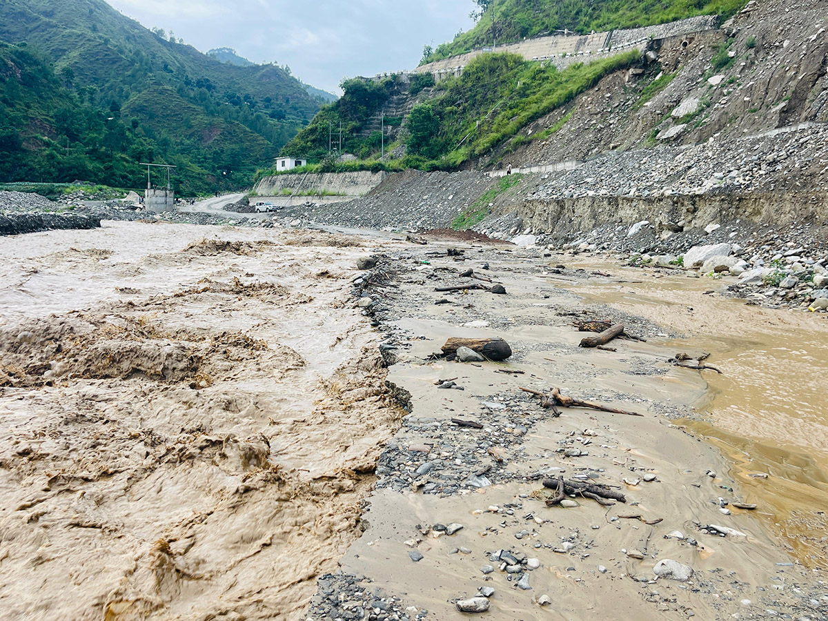 बाढीले डाइभर्सन बगाएपछि बीपी राजमार्ग अवरुद्ध