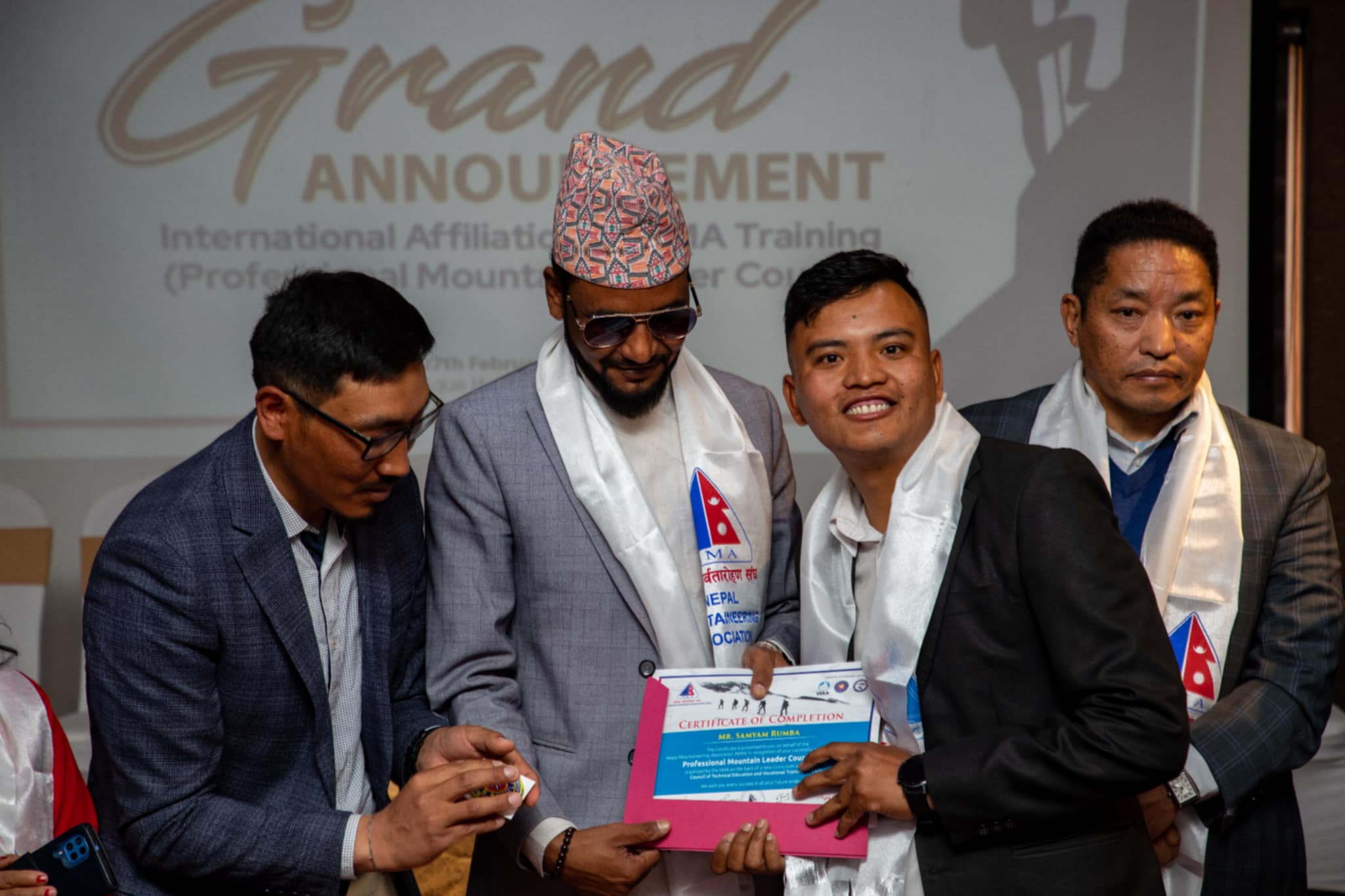 नेपालले आधिकारिक रूपमा अन्तर्राष्ट्रिय पर्वतीय लिडर (IML) घोषणा गर्यो,अन्तर्राष्ट्रिय पर्वतीय लिडरको रूपमा मान्यता प्राप्त गर्ने नुवाकोट जिल्लाबाट संयम रुम्बा पहिलो गाइड