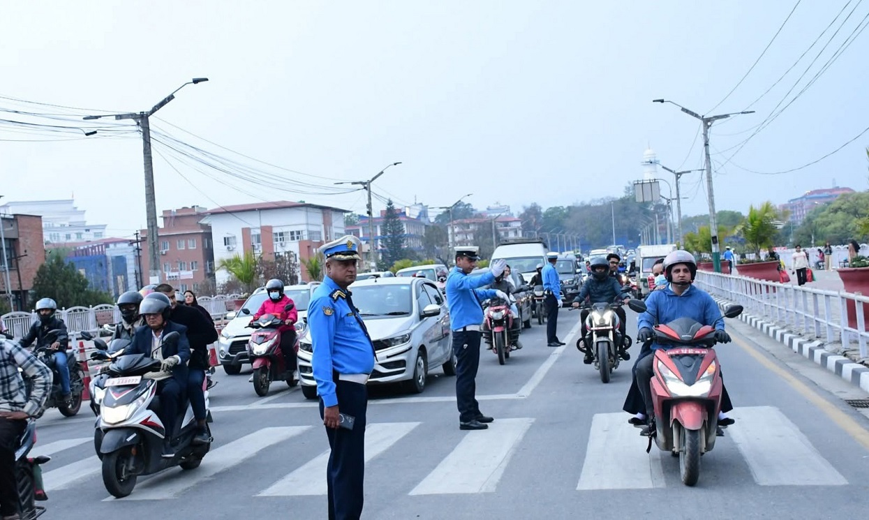 ट्राफिक नियम उल्लङ्घन गर्ने सवारी चालकहरूमाथि कडाइ गर्दै  २४ घण्टामा २३ लाख २० हजार राजस्व सङ्कलन