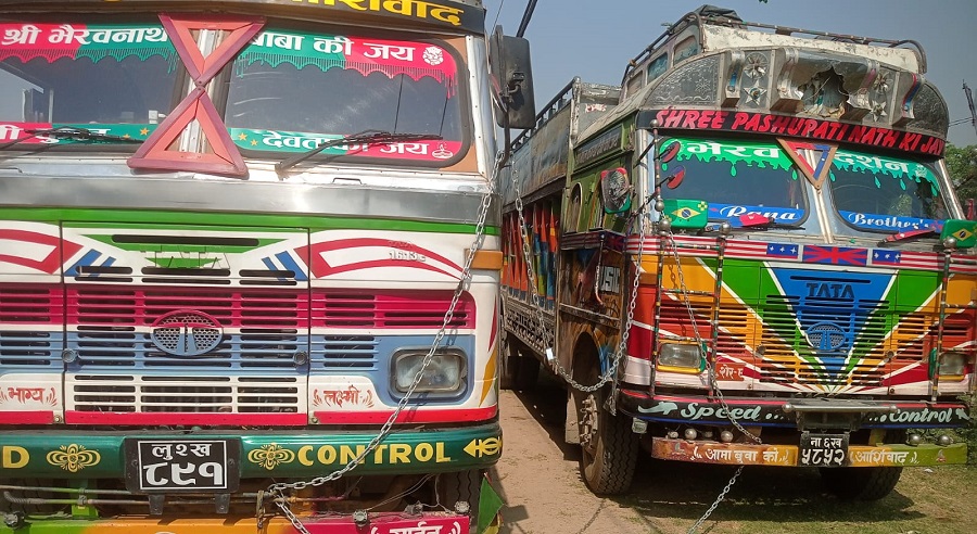 सवारी साधनलाई साङ्लो लगाएर बाँधिए पछि...