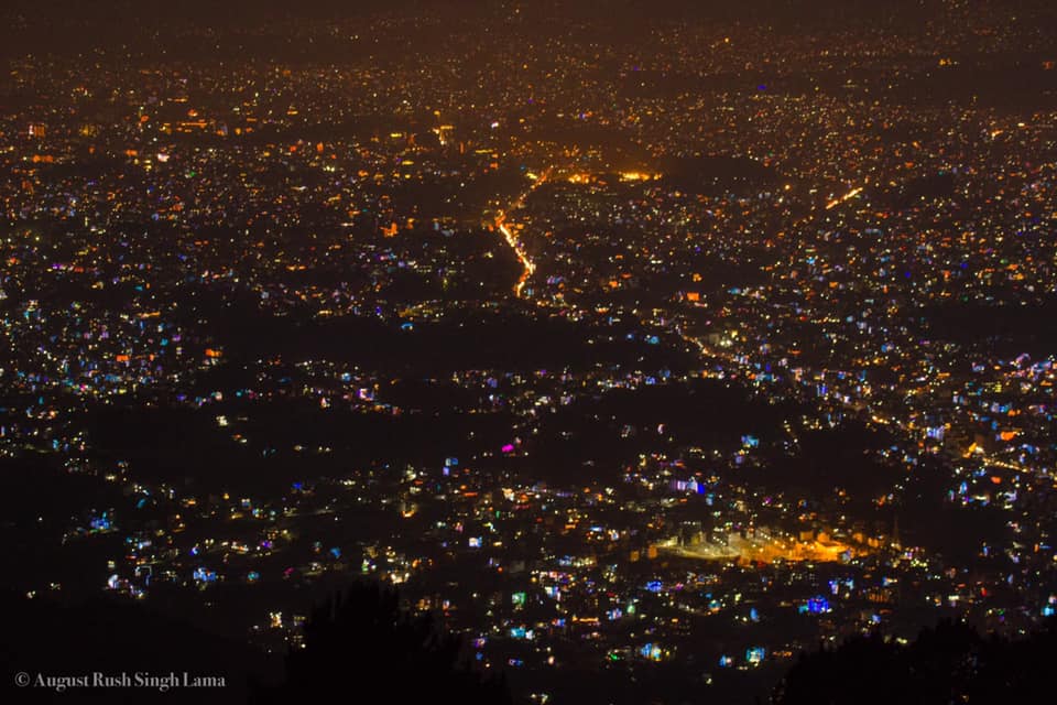 काठमाडौँ महानगरपालिकाको मुख्य–मुख्य सडकमा अघि बढ्यो ‘स्मार्ट स्ट्रिट लाइट’ जडान कार्य