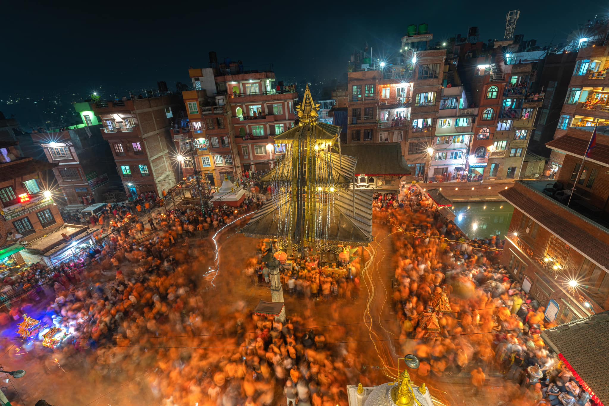 हजारौँ व्यक्तिको भीड, भीडमा सबैको टाउको, अनुहार, शरीर अबिरले रङ्गिएको राताम्मे ,सिन्दुरले रङ्गियो मध्यपुरथिमि (फोटो फिचर)