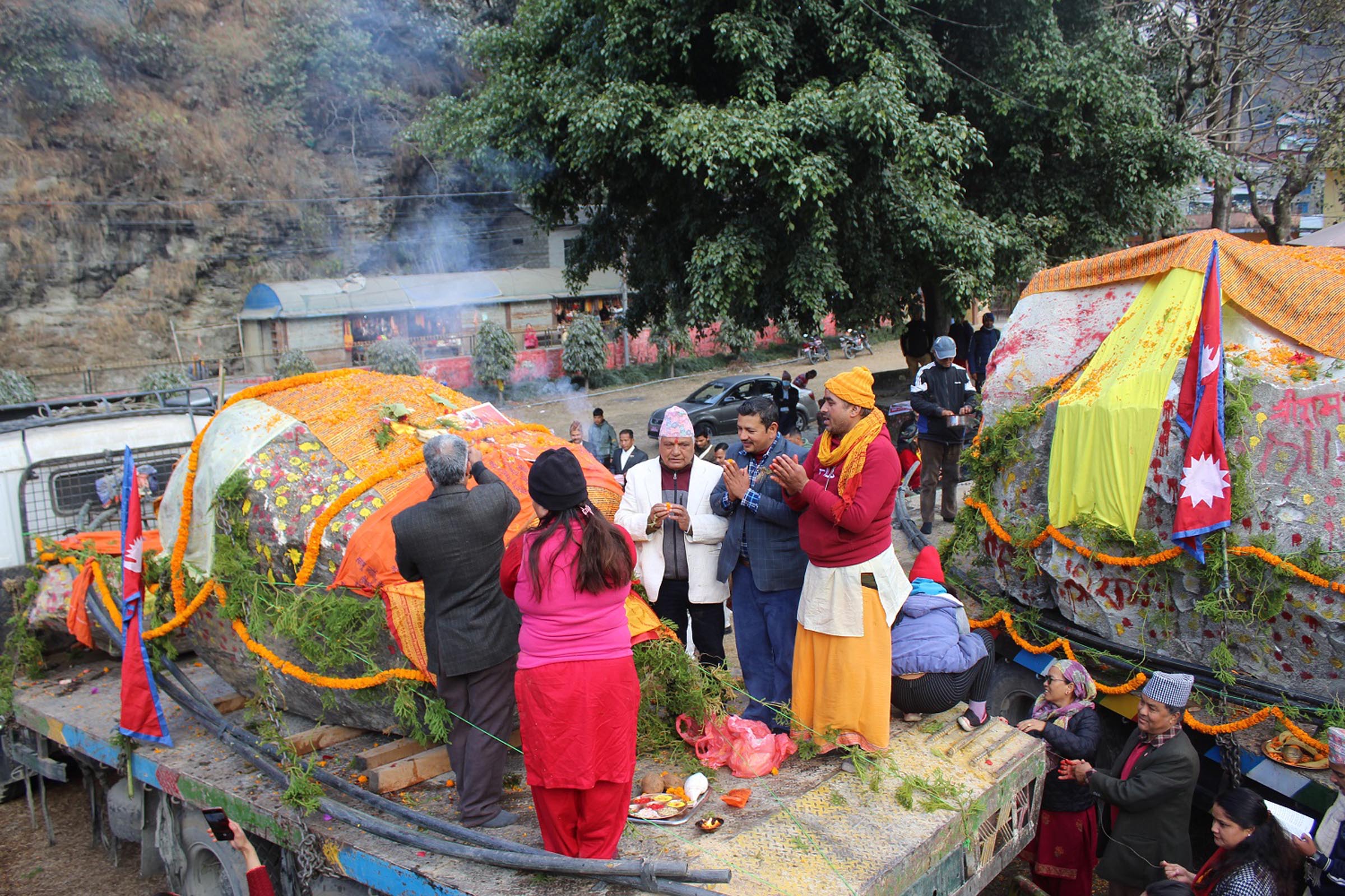 जनकपुर हुँदै अयोध्या लगिँदै  नेपालको १८ र १६ मेट्रिकटन तौल भएका देव शिला