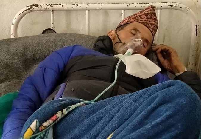 जिल्ला बाहिर रिफर गरिएका बिरामी तीन दिनदेखि अस्पतालमै बस्न बाध्य
